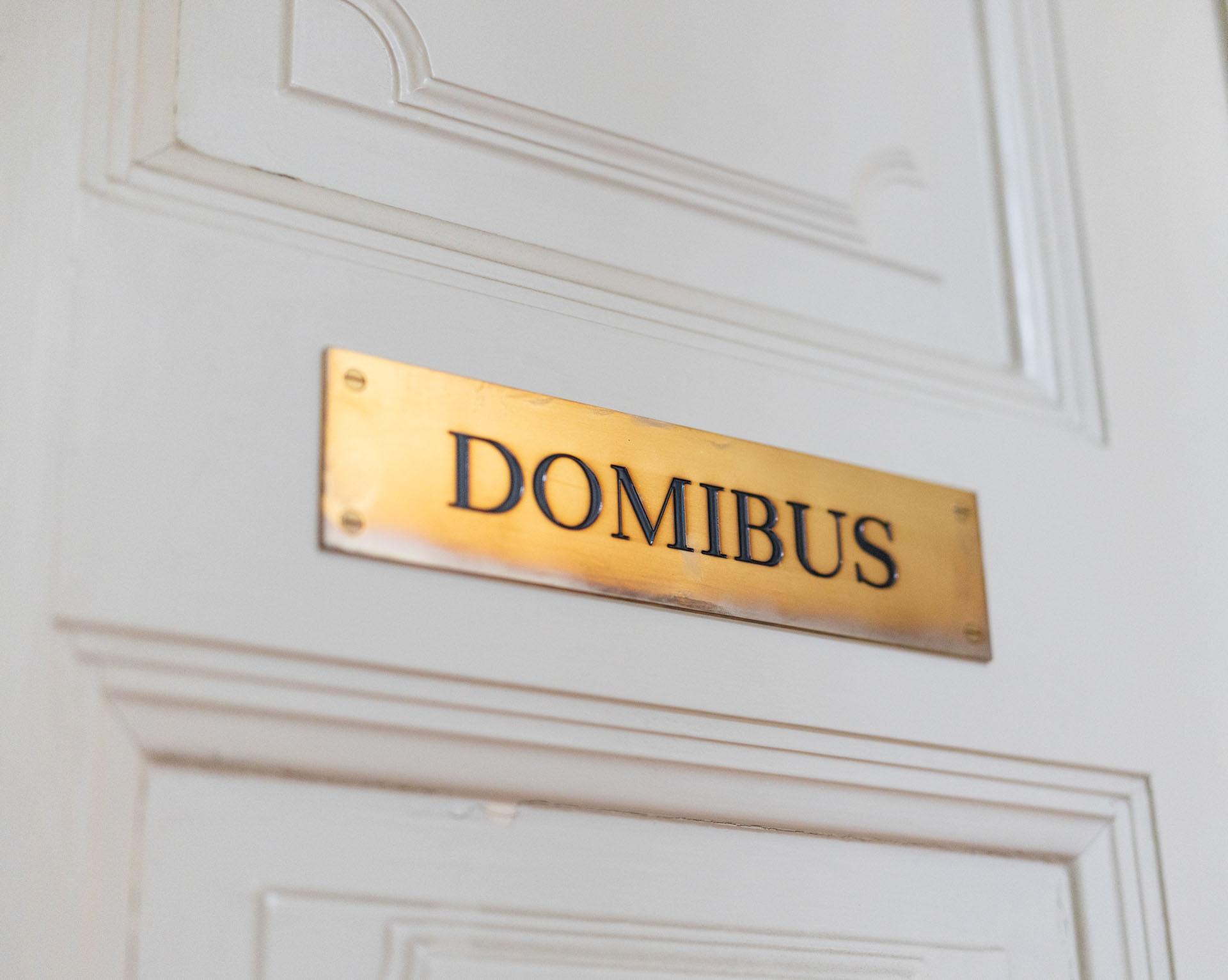 Advokathuset domibus skilt